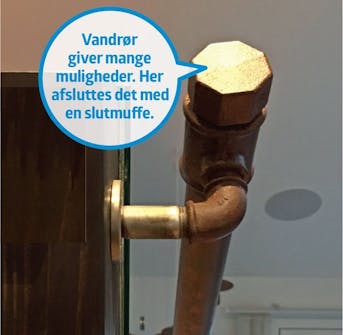 Svævende trapper: Gelænderet består af vandrør Svævende trapper: Gelænderet består af vandrør